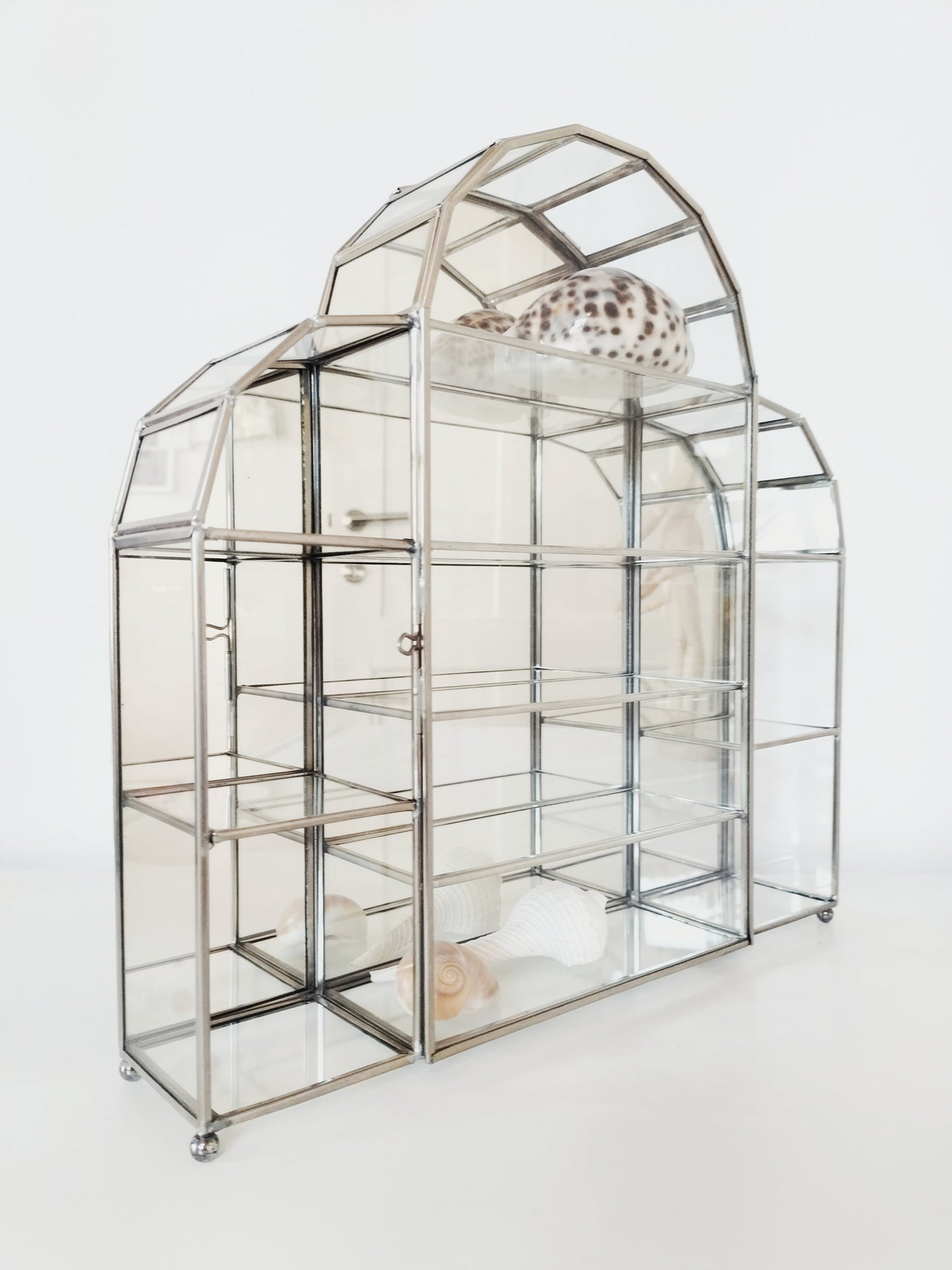 Vitrine murale pour miniatures en verre et laiton argenté