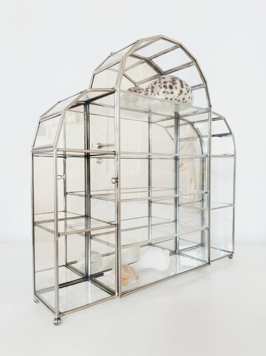 Vitrine murale pour miniatures en verre et laiton argenté