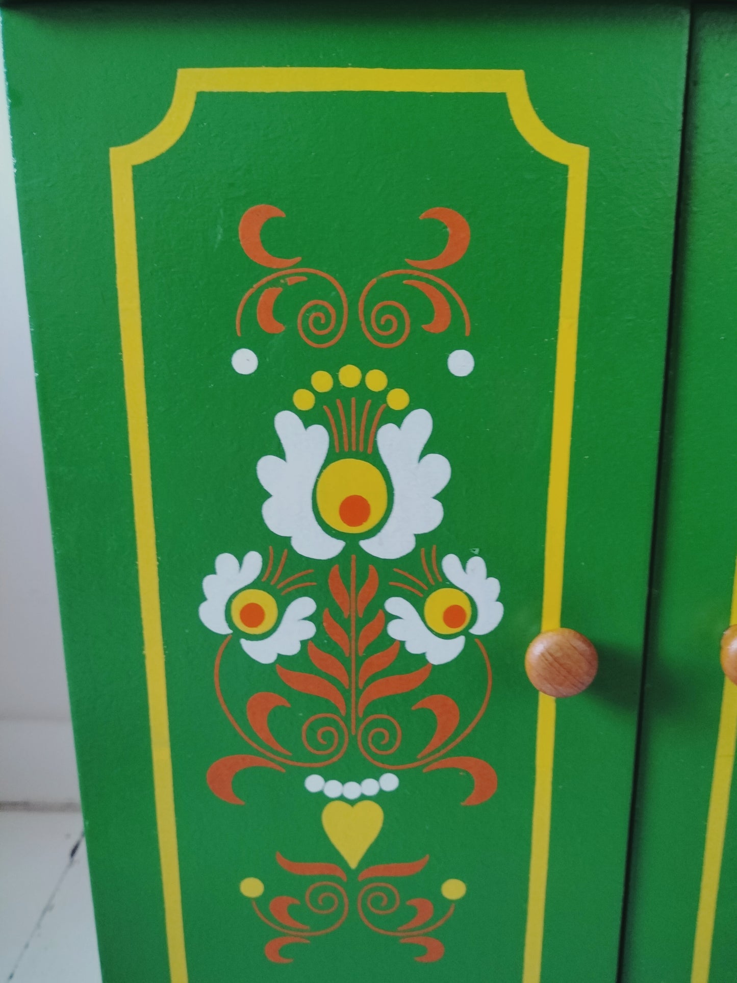 Meuble/ armoire de poupée vintage en bois