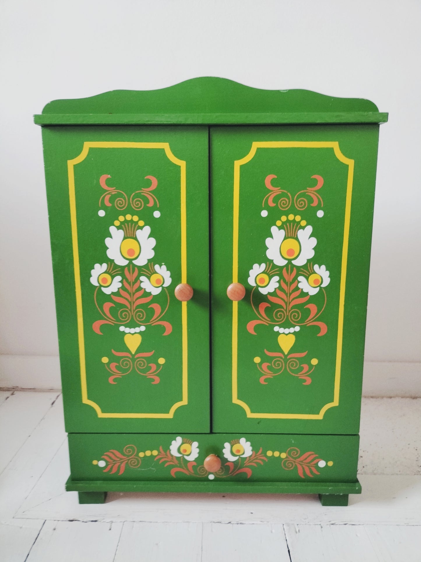 Meuble/ armoire de poupée vintage en bois
