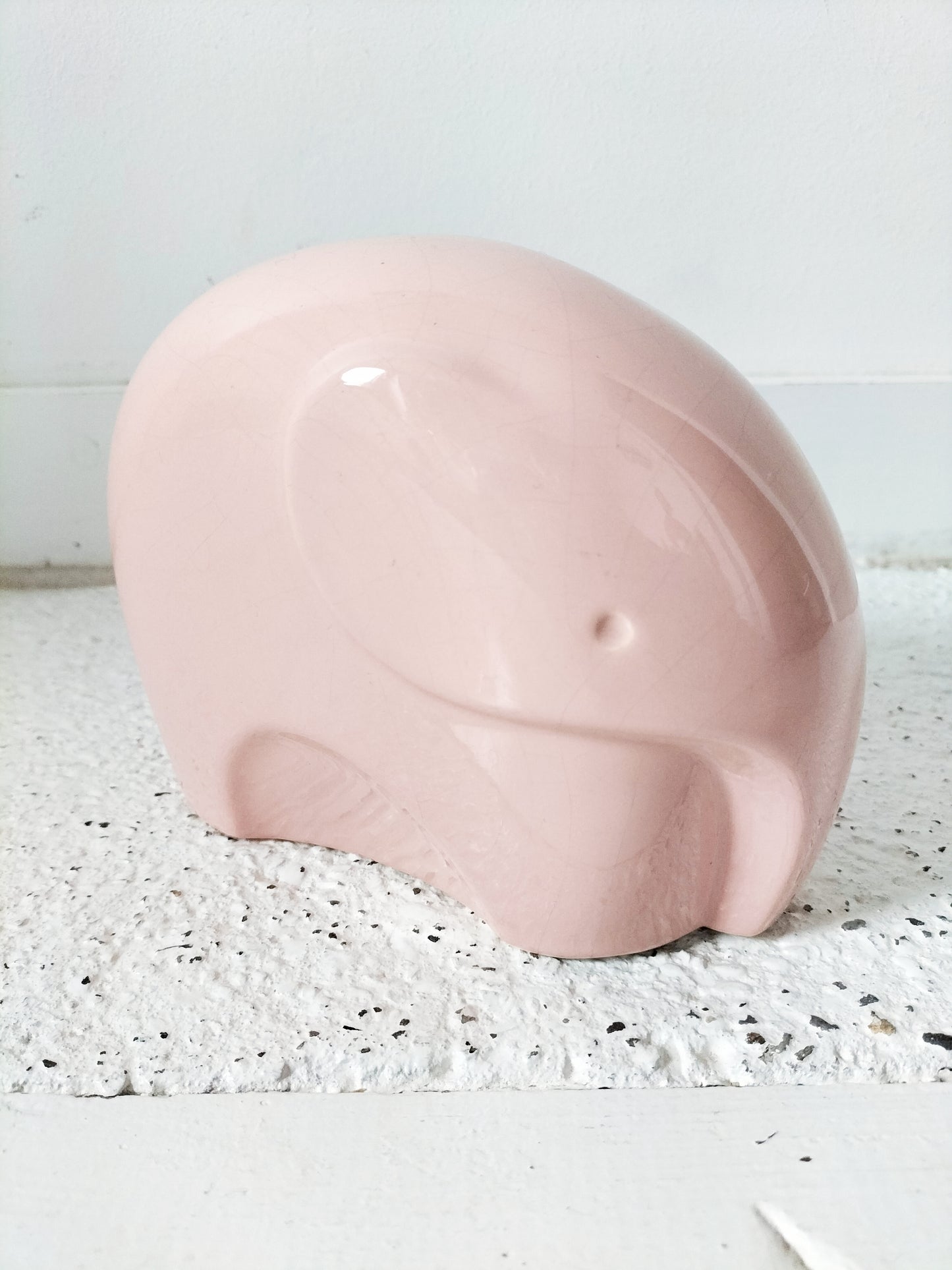 Éléphant rose en porcelaine