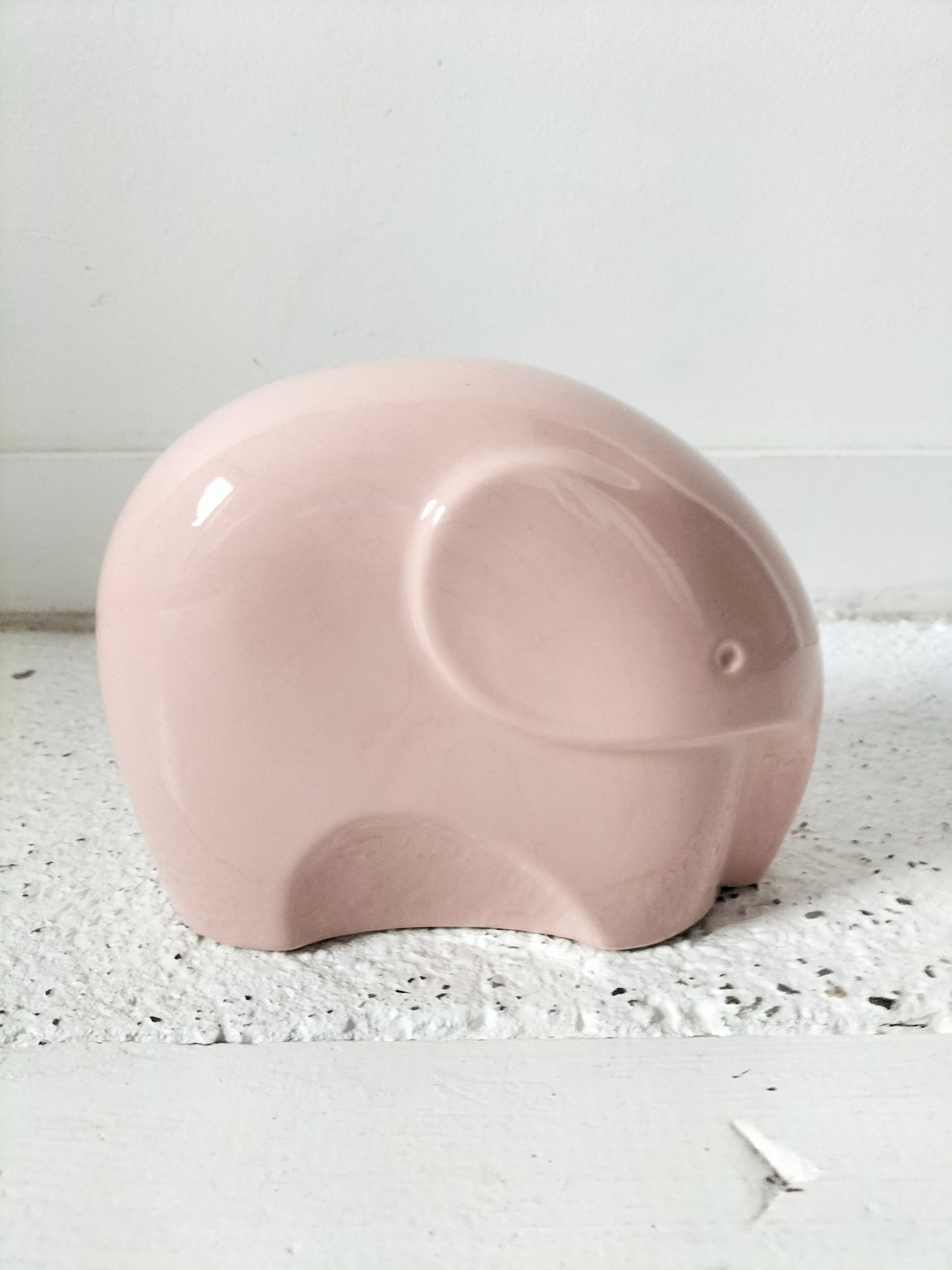 Éléphant rose en porcelaine