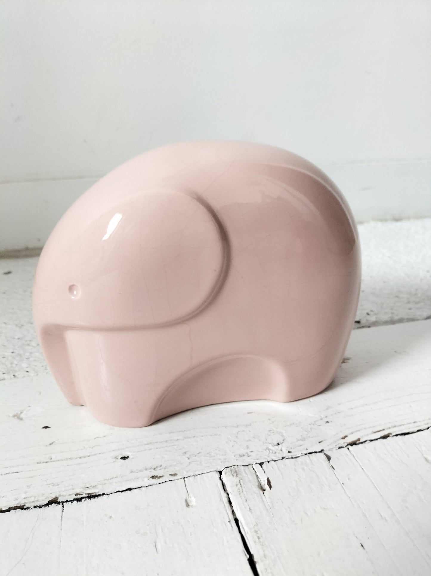 Éléphant rose en porcelaine