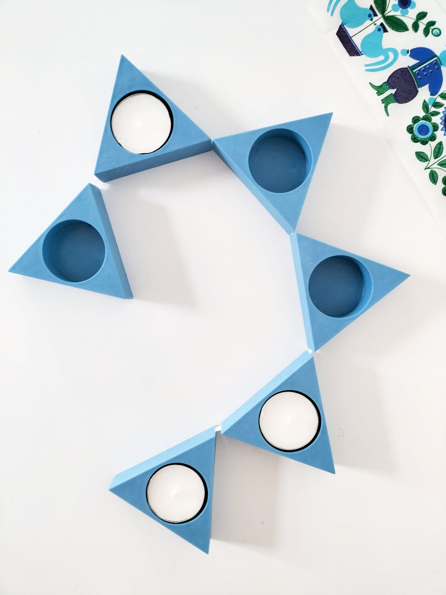 Enfilade de 6 bougeoirs en plastique