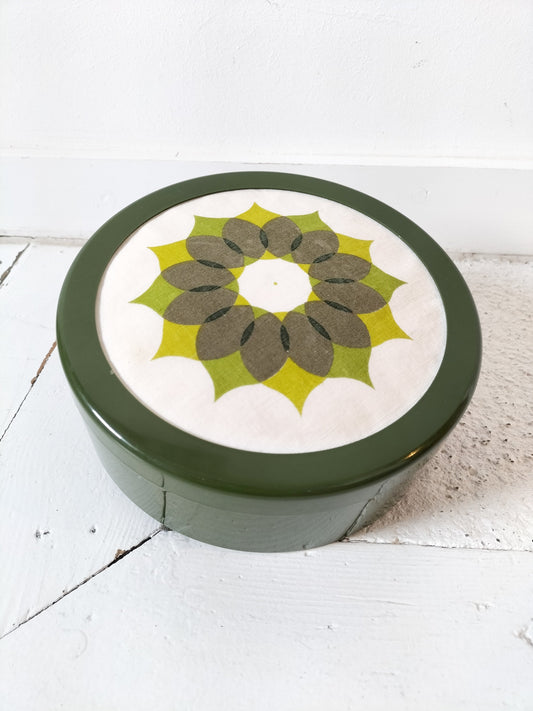 Ancienne boîte plastique et tissu