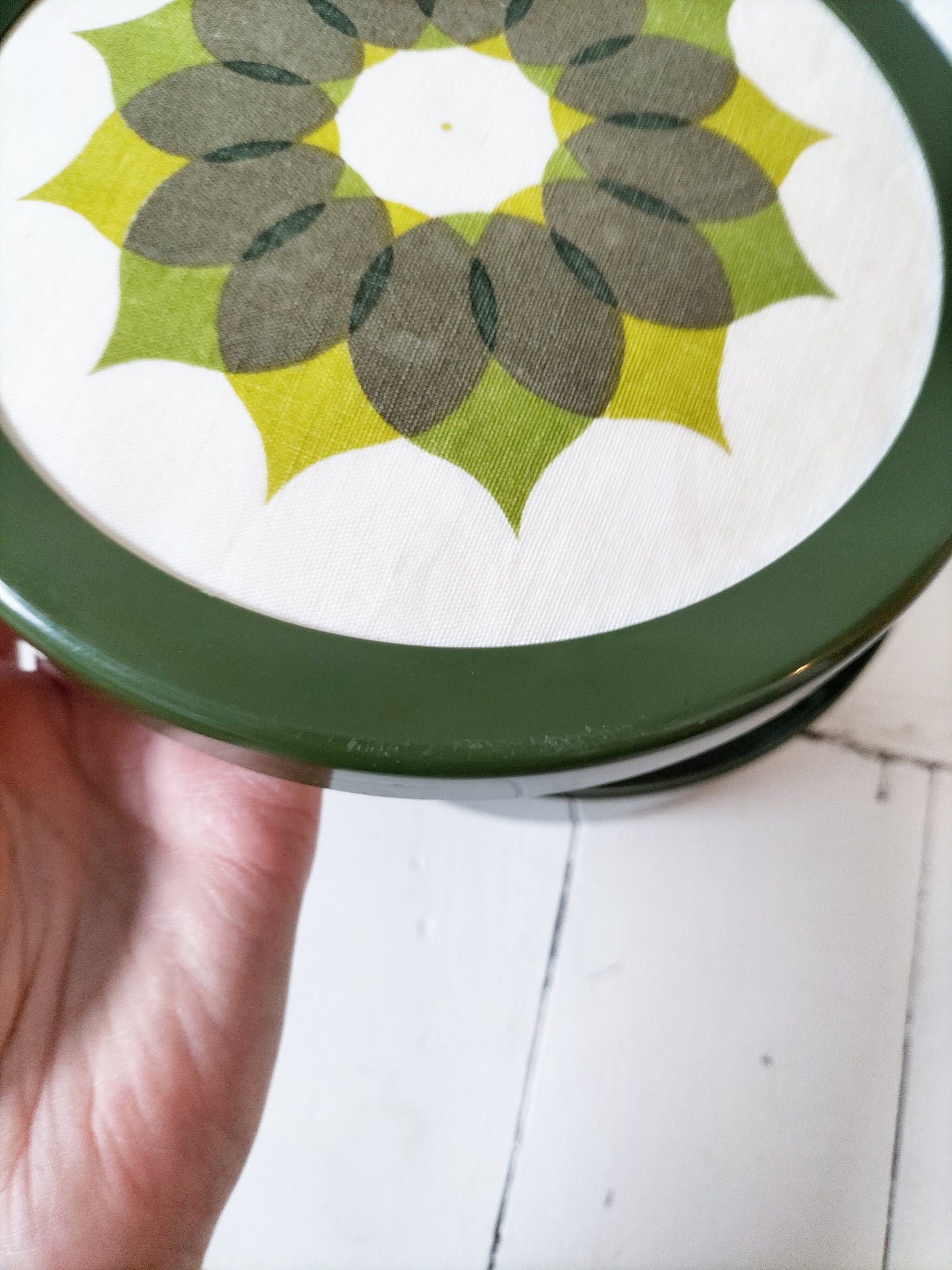 Ancienne boîte plastique et tissu