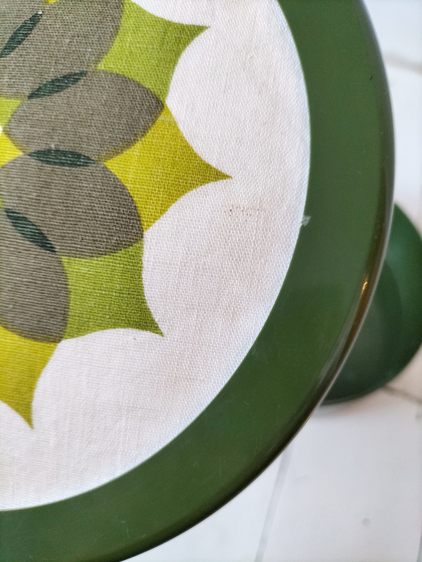 Ancienne boîte plastique et tissu