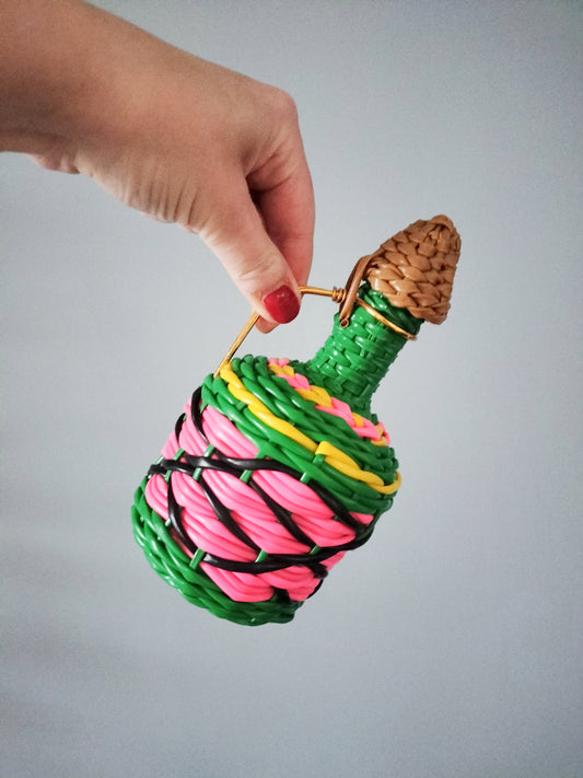 Petite bouteille/ carafe verre et scoubidou