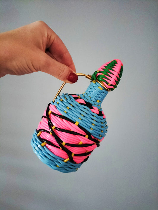 Petite bouteille/ carafe verre et scoubidou