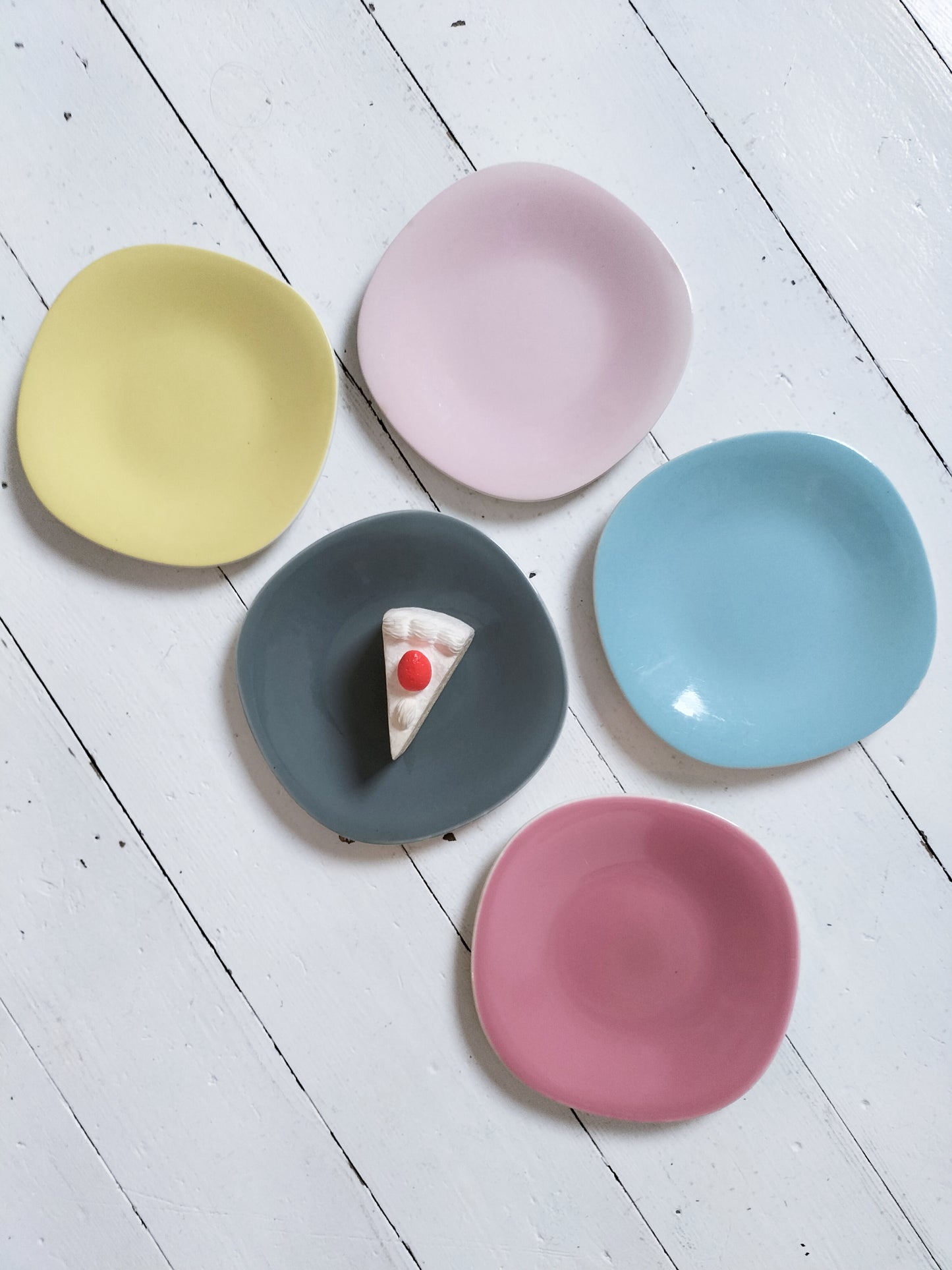 Ensemble de 5 petites assiettes à cake/ soucoupes Boch Miami