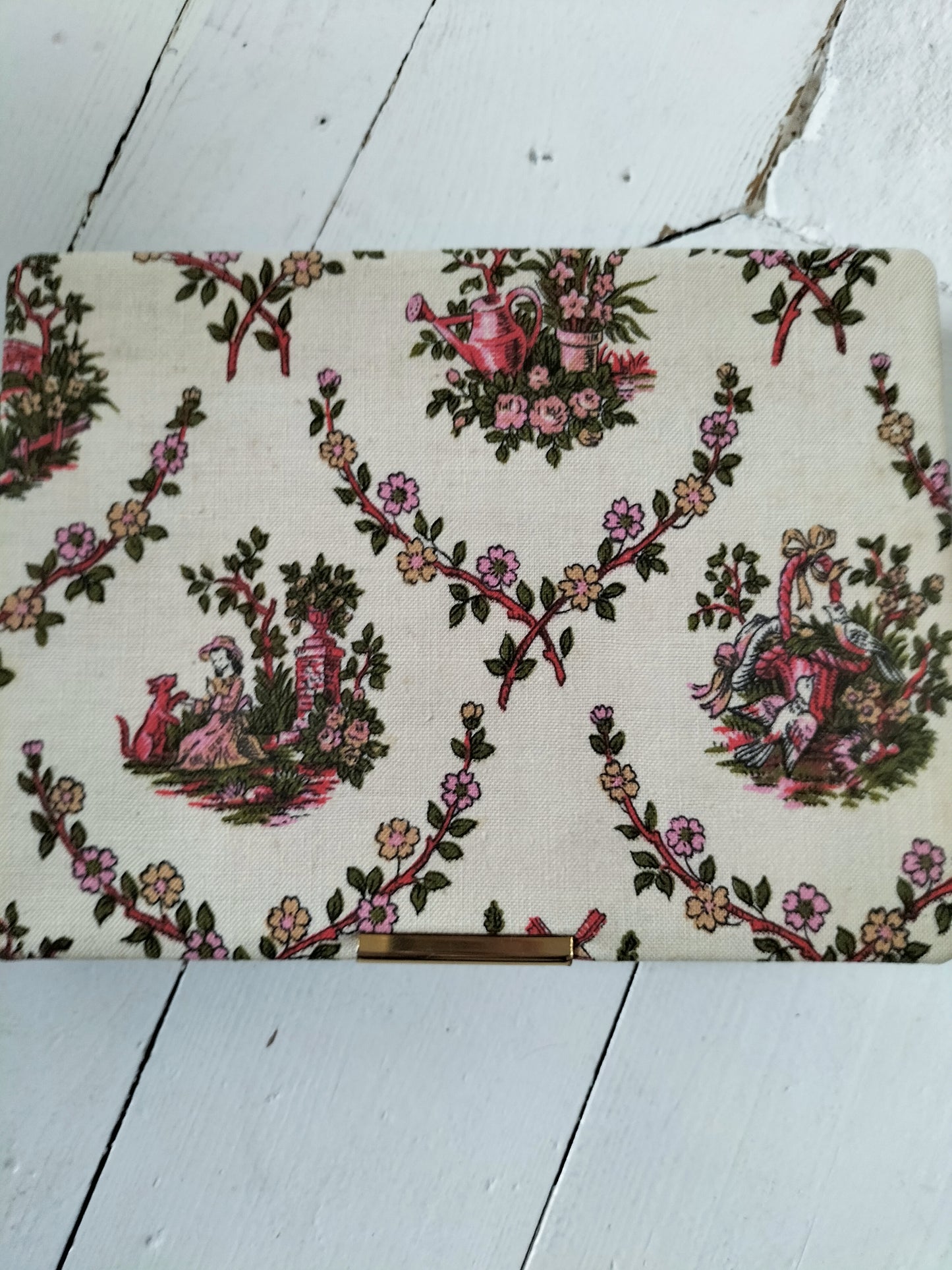 Petite boîte cartonnée et tissu