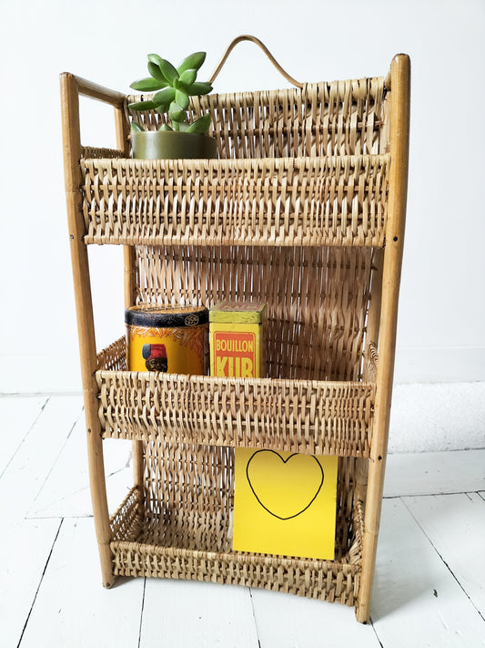 Petite étagère murale en osier et rotin