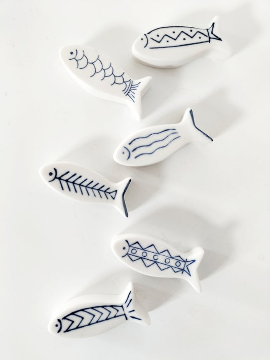Ensemble de 6 porte-couverts poissons en porcelaine