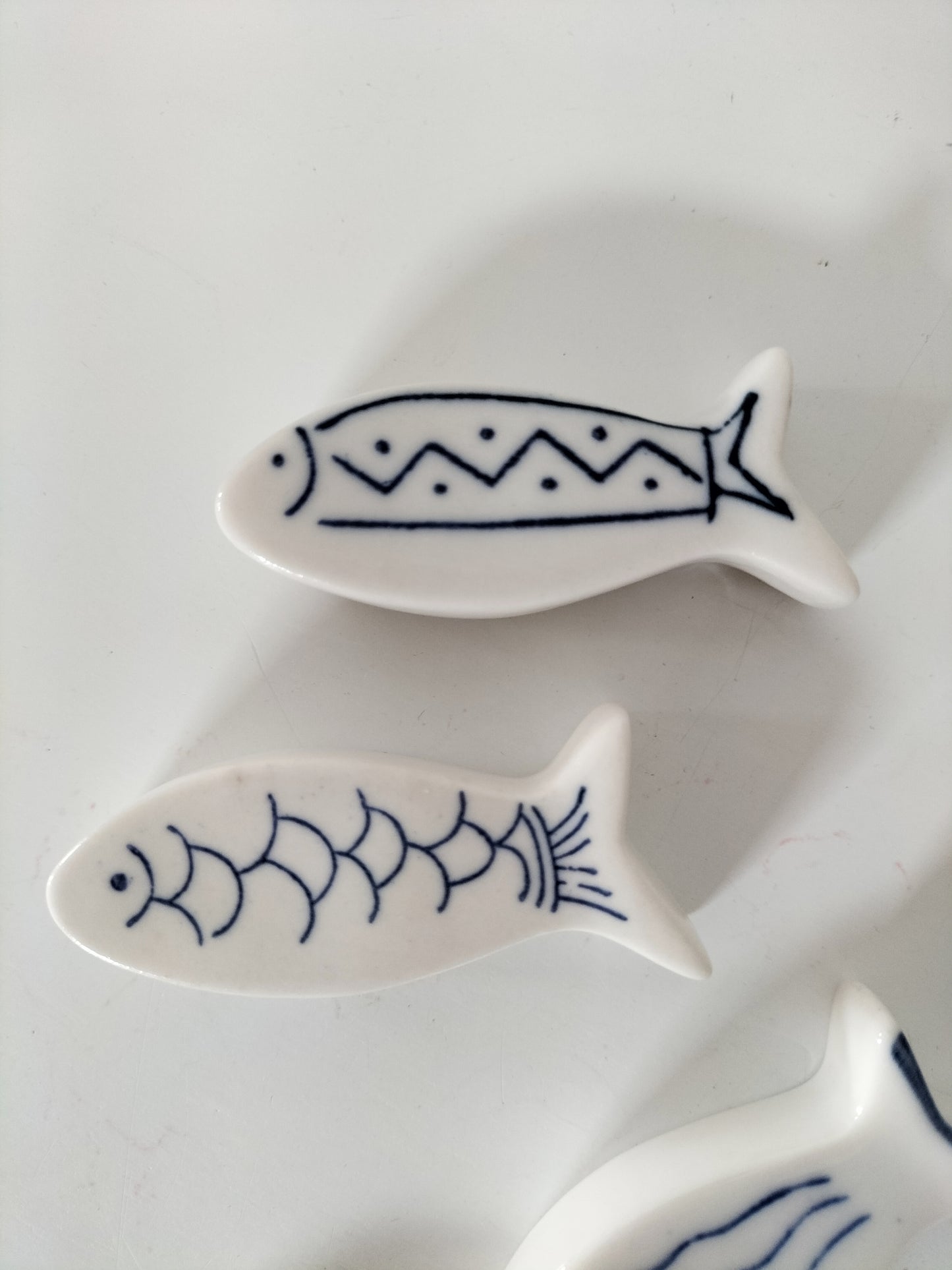 Ensemble de 6 porte-couverts poissons en porcelaine