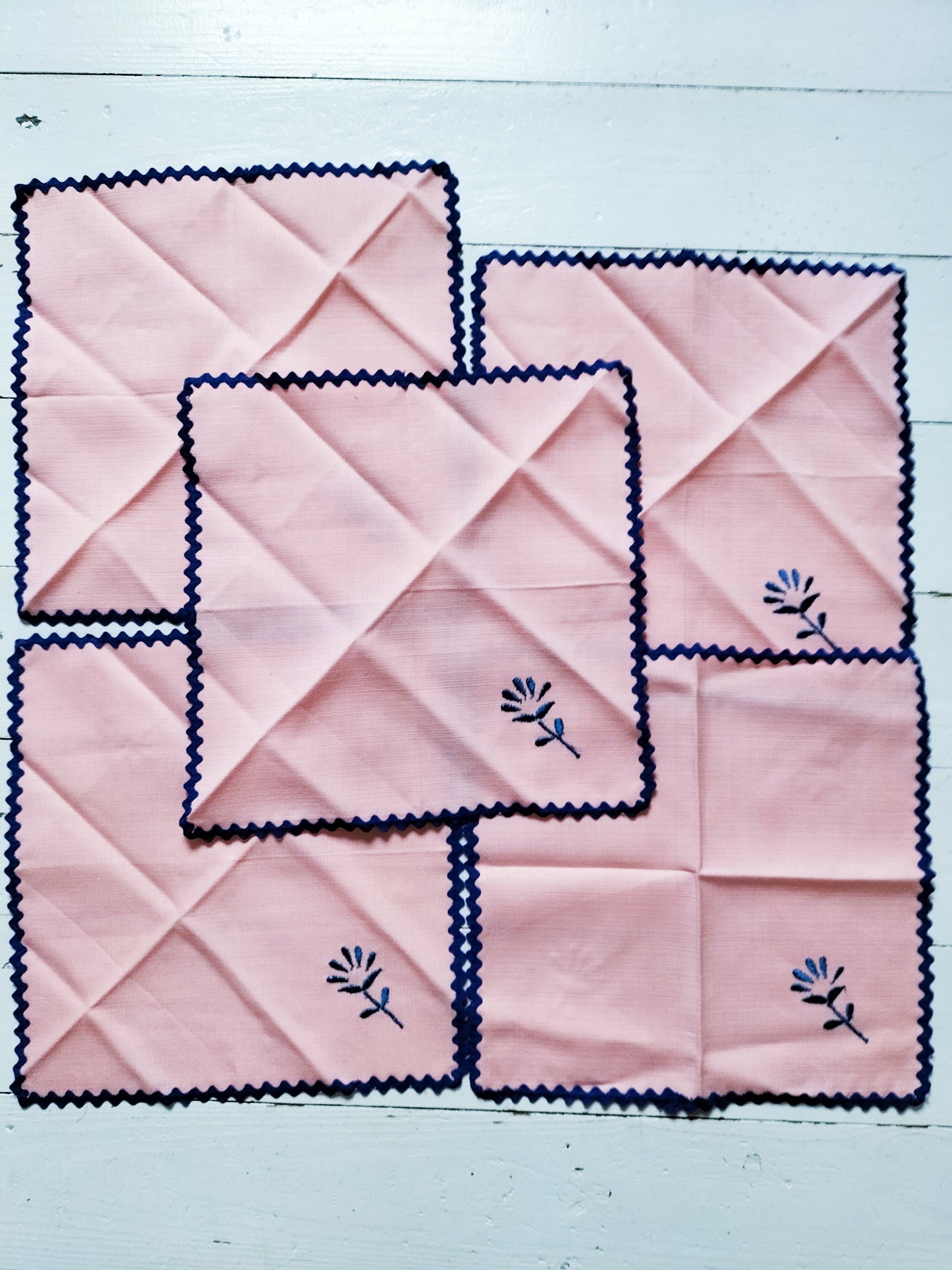 Ensemble de 5 serviettes de table décor fleur brodée et ric-rac