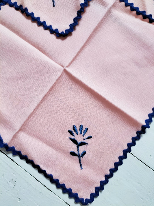 Ensemble de 5 serviettes de table décor fleur brodée et ric-rac