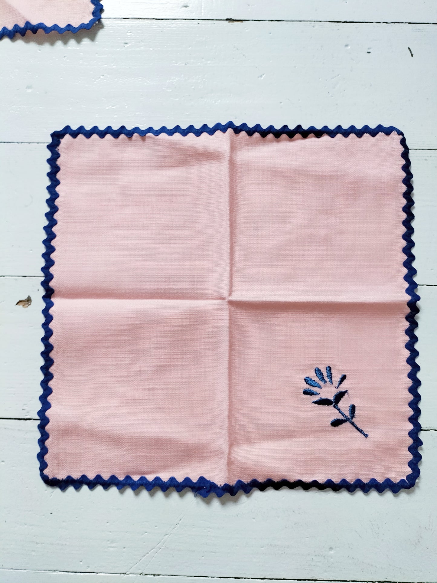 Ensemble de 5 serviettes de table décor fleur brodée et ric-rac