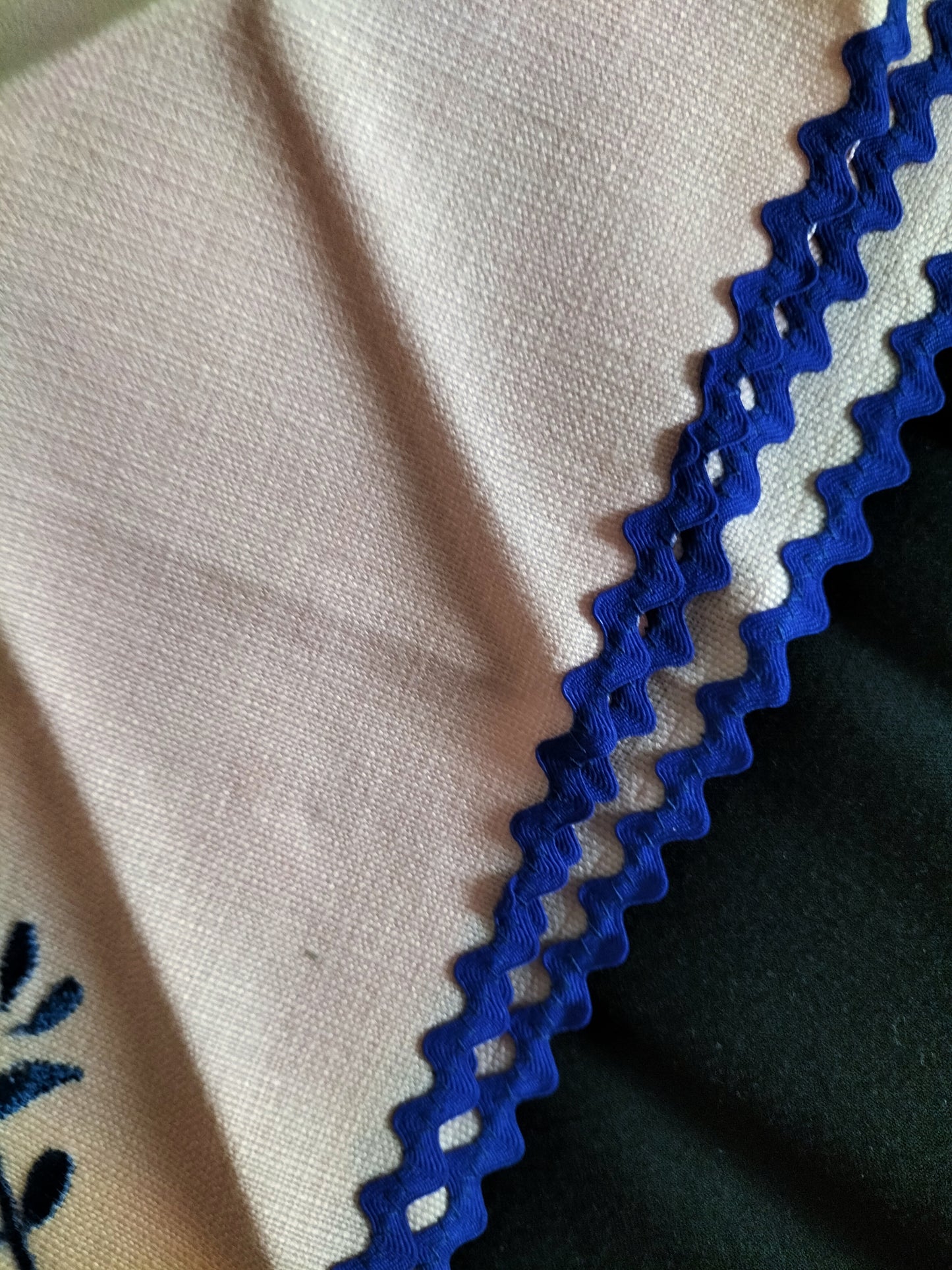 Ensemble de 5 serviettes de table décor fleur brodée et ric-rac