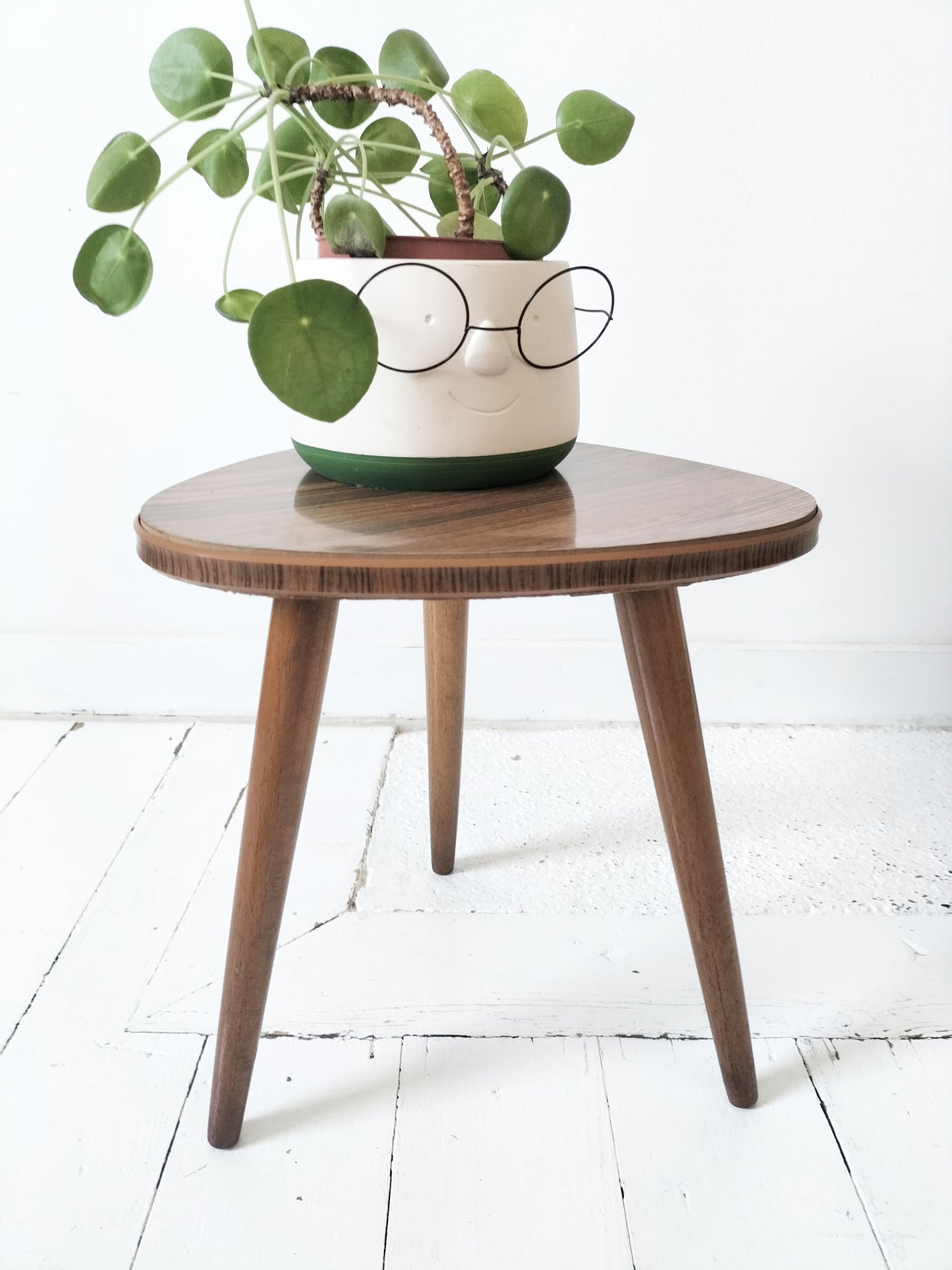Porte-plante tripode en bois et formica