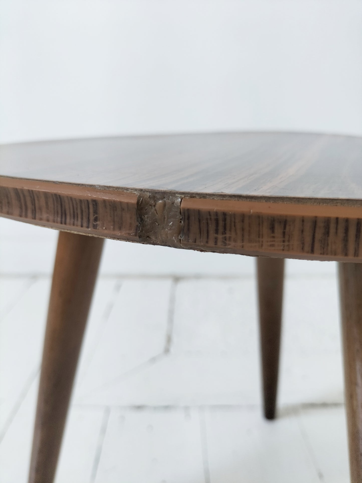 Porte-plante tripode en bois et formica