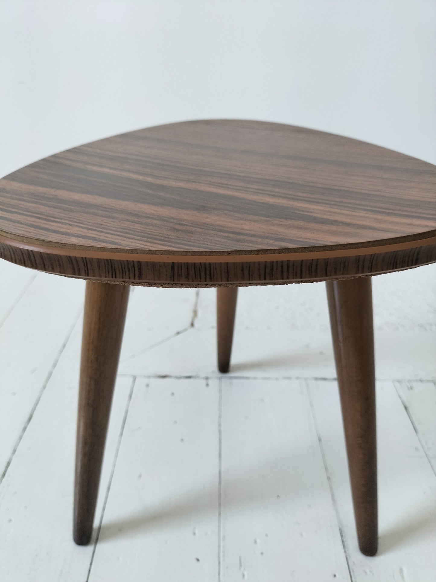 Porte-plante tripode en bois et formica