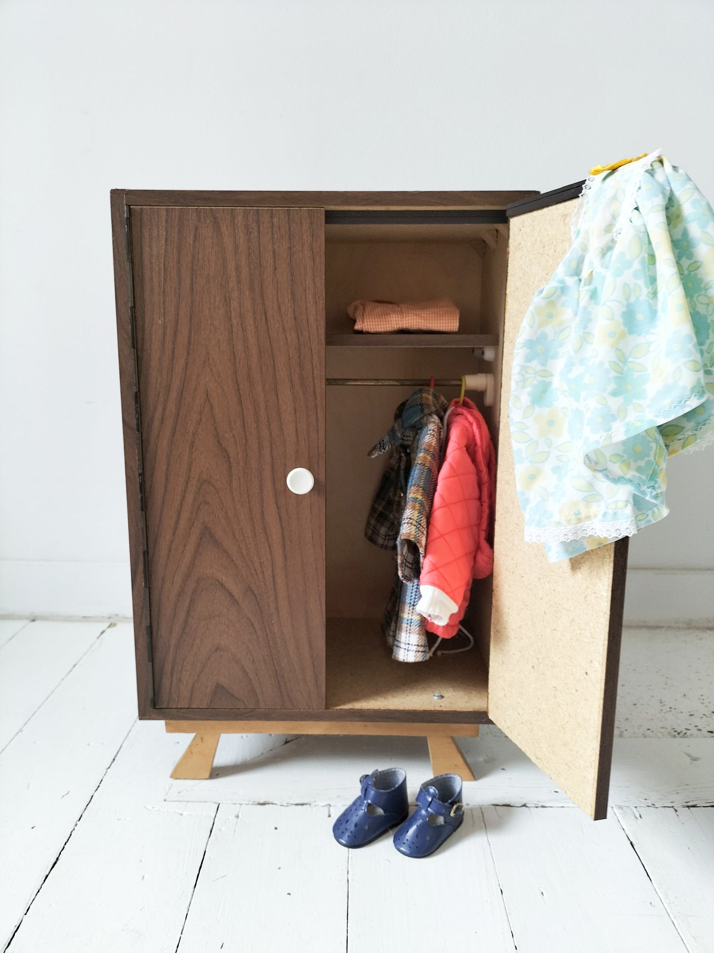Petit meuble de poupée en formica