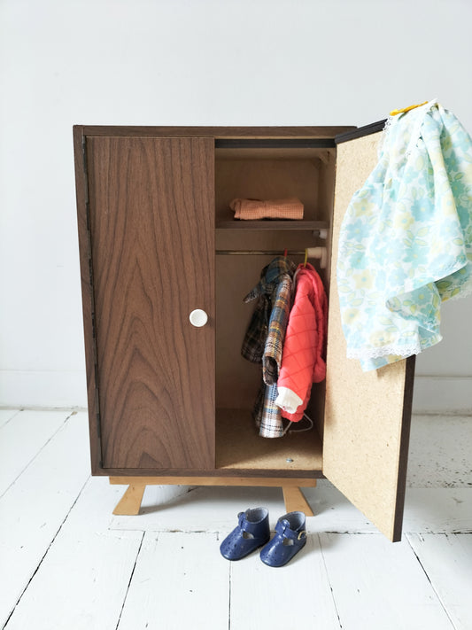 Petit meuble de poupée en formica