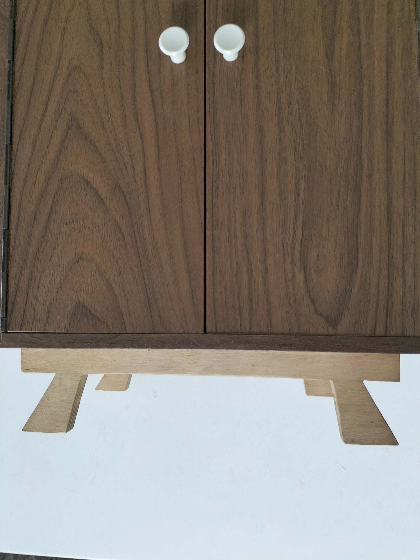 Petit meuble de poupée en formica