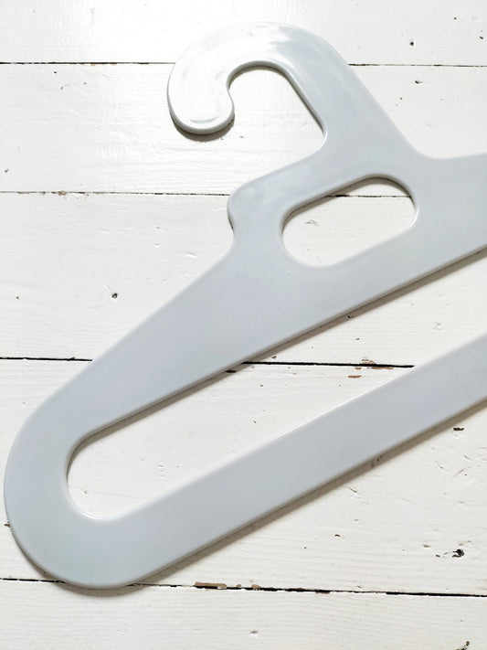 Cintre en plastique Ingo Maurer pour Flair (gris clair)