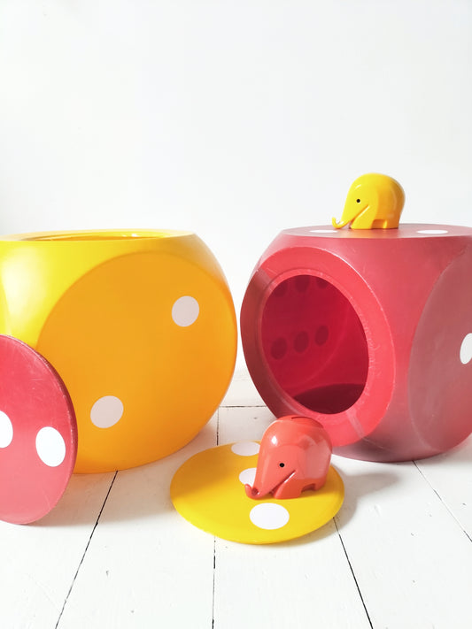 Grosse boîte cube dé publicitaire/ ancien baril de lessive ROUGE