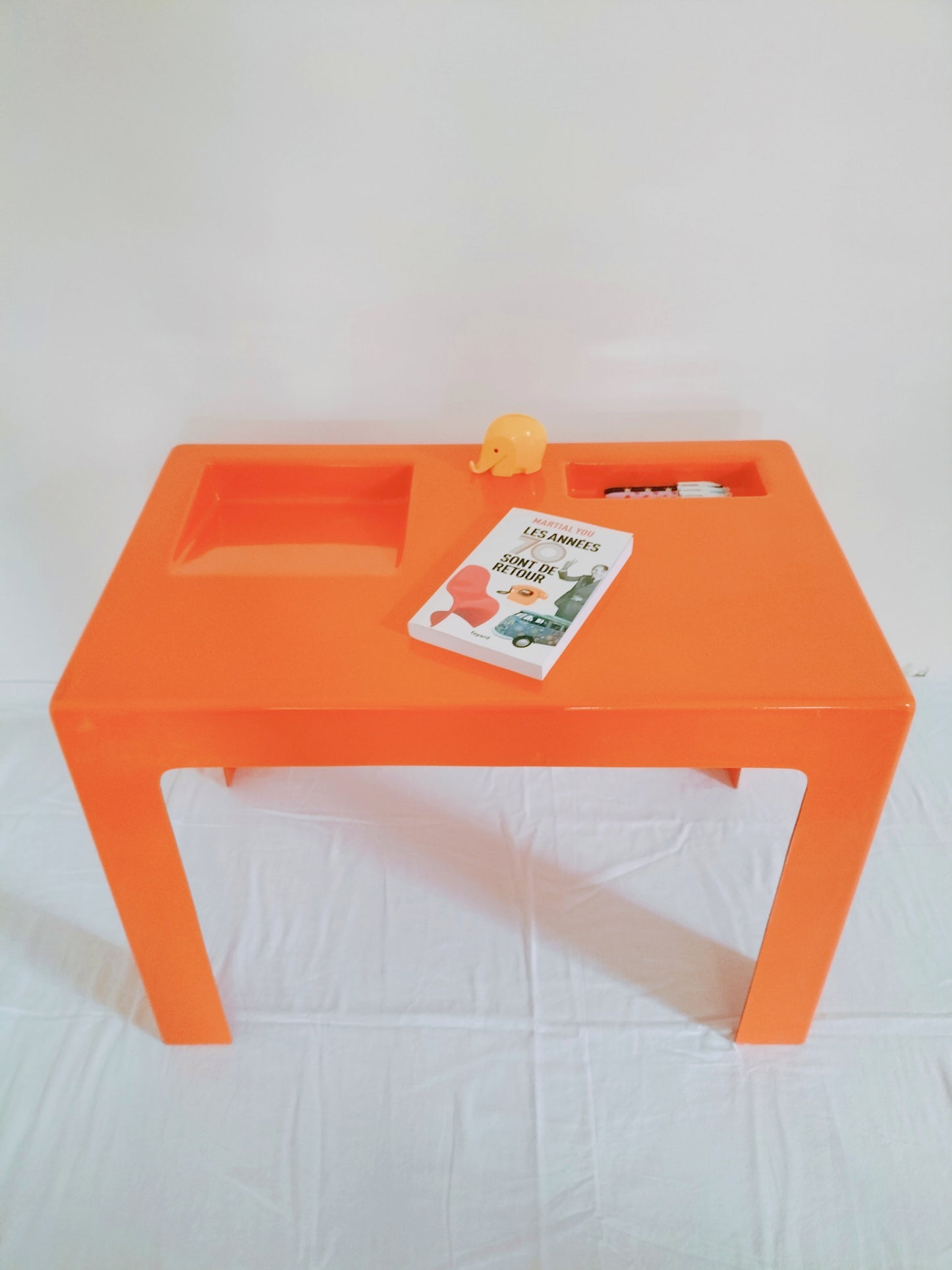 Bureau enfant/ table d'appoint en fibre de verre inspi Marc Berthier/ Patrick Gingembre