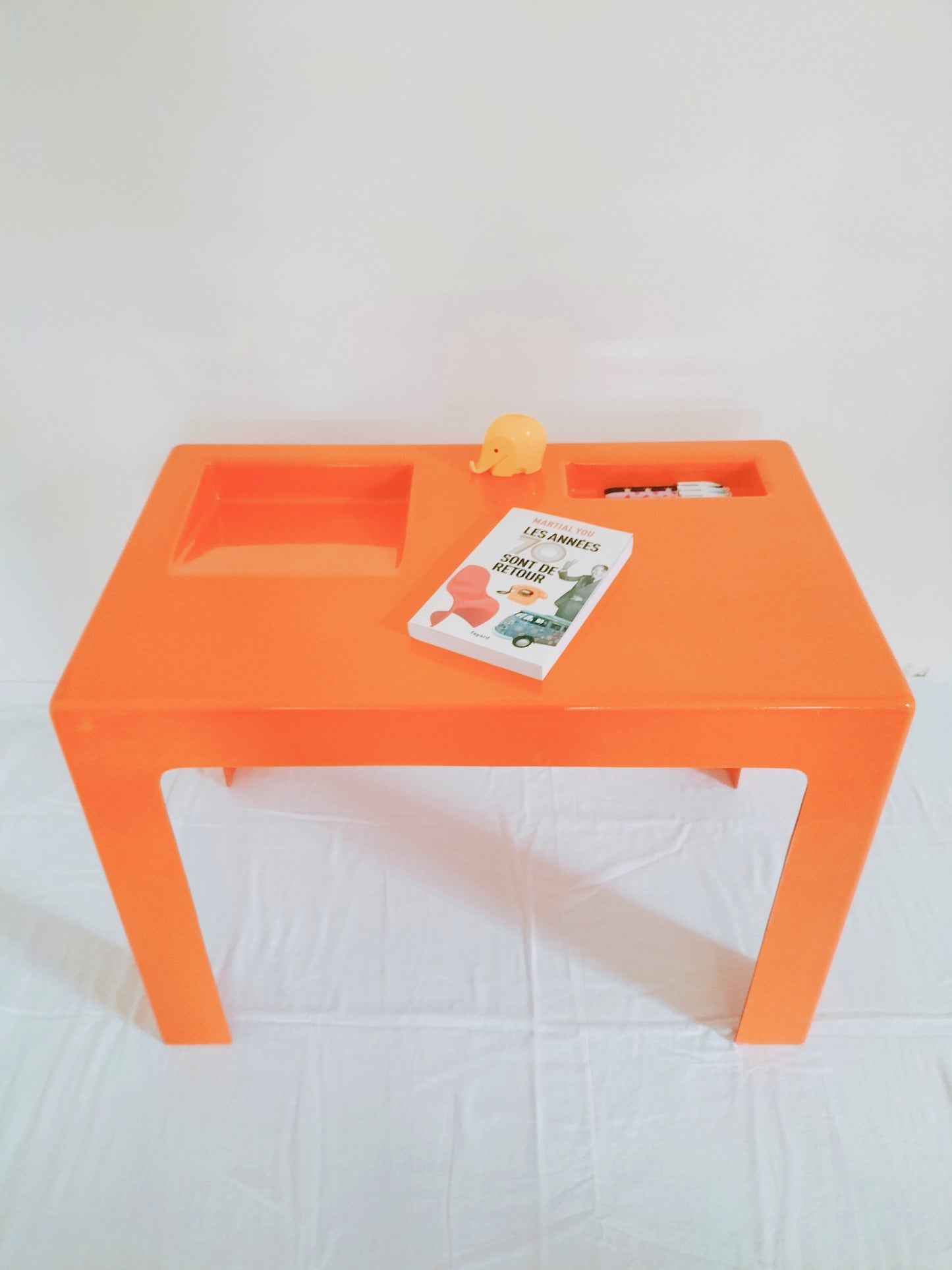 Bureau enfant/ table d'appoint en fibre de verre inspi Marc Berthier/ Patrick Gingembre