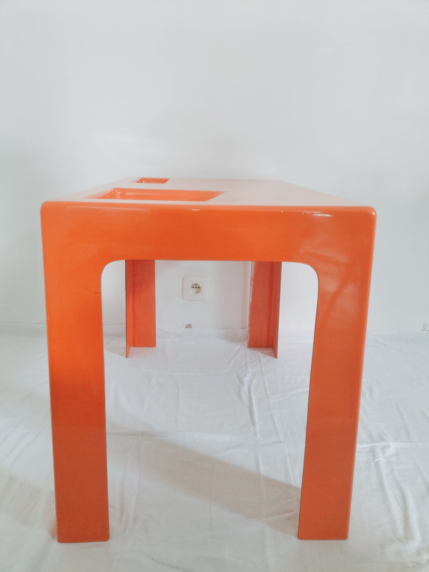 Bureau enfant/ table d'appoint en fibre de verre inspi Marc Berthier/ Patrick Gingembre