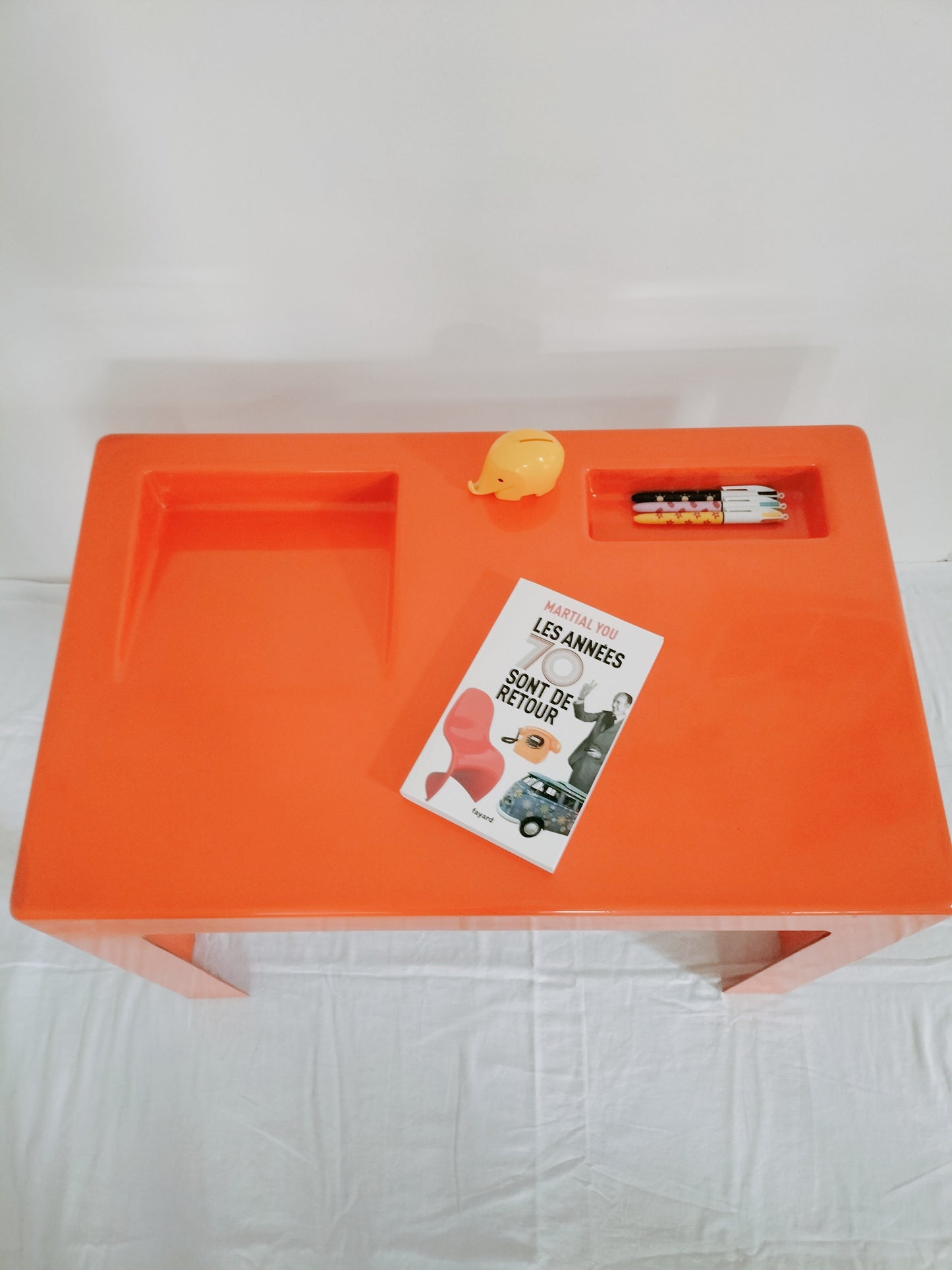 Bureau enfant/ table d'appoint en fibre de verre inspi Marc Berthier/ Patrick Gingembre