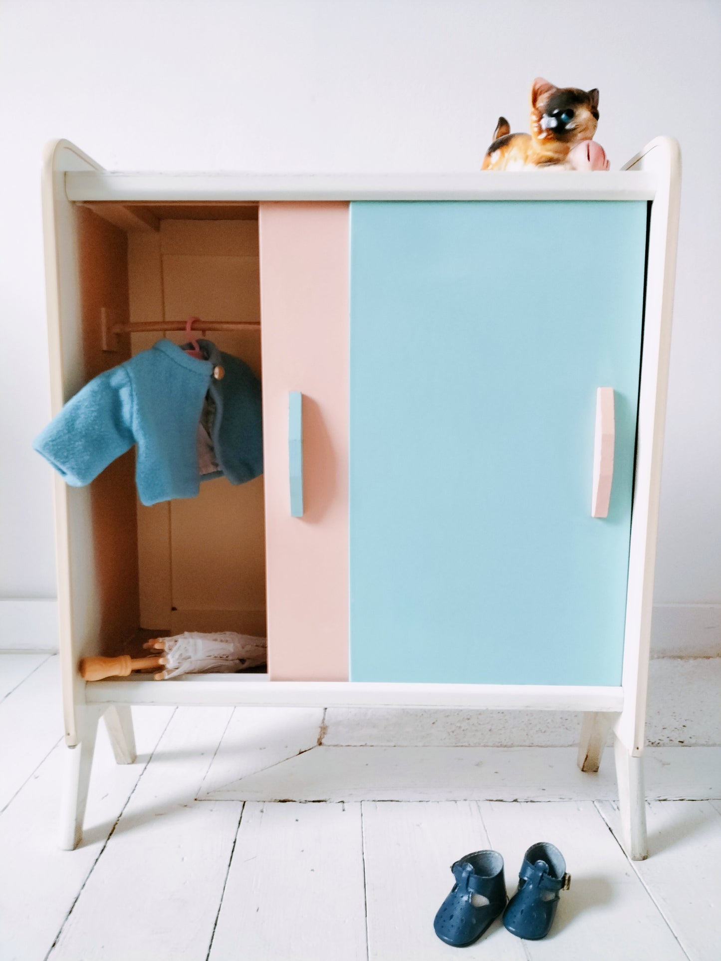 Garde-robe/ armoire/ meuble de poupée en bois 50-60's