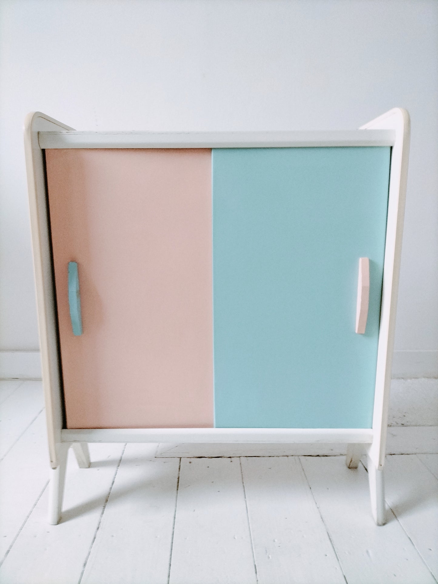 Garde-robe/ armoire/ meuble de poupée en bois 50-60's