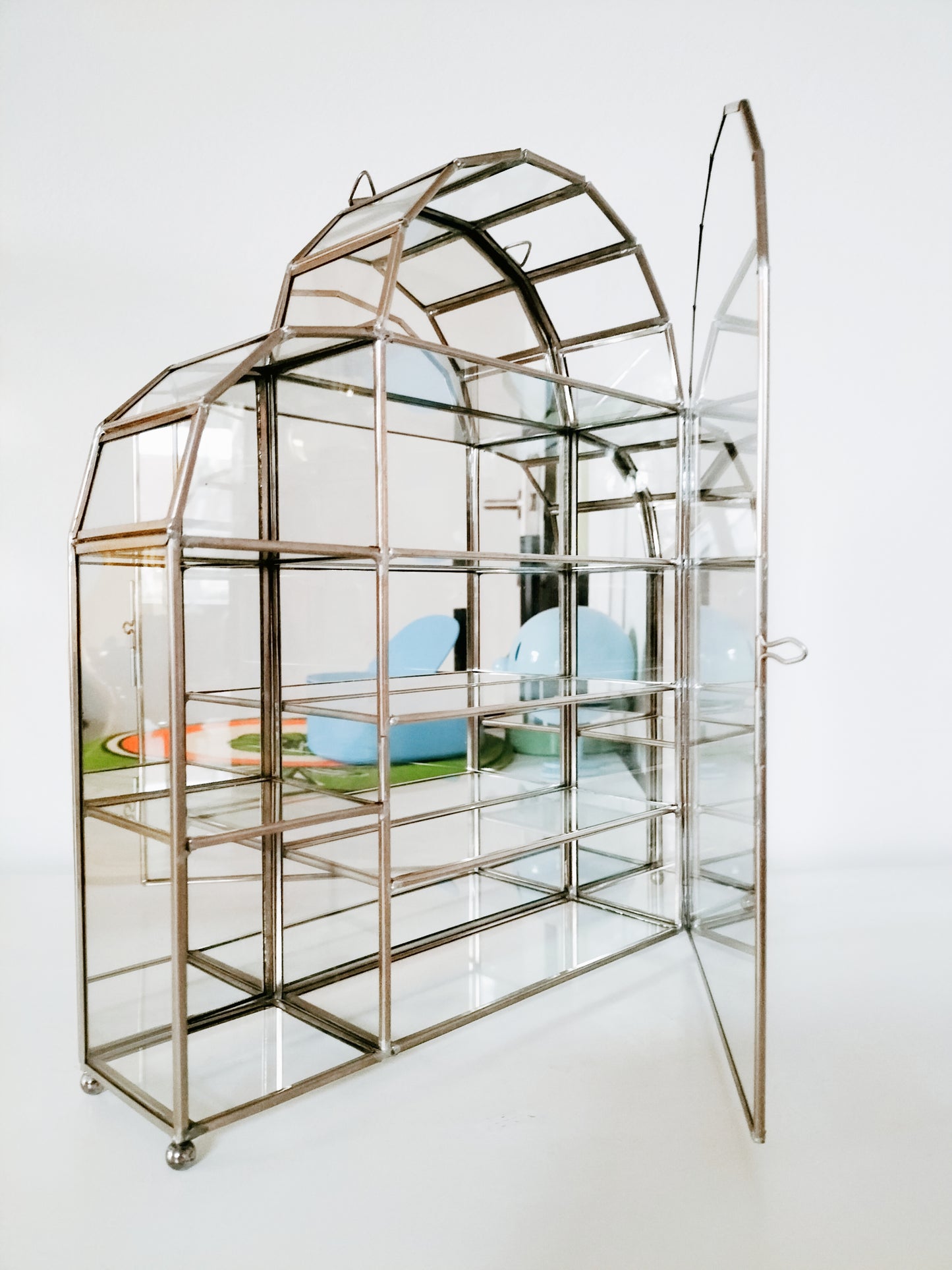 Vitrine murale pour miniatures en verre et laiton argenté