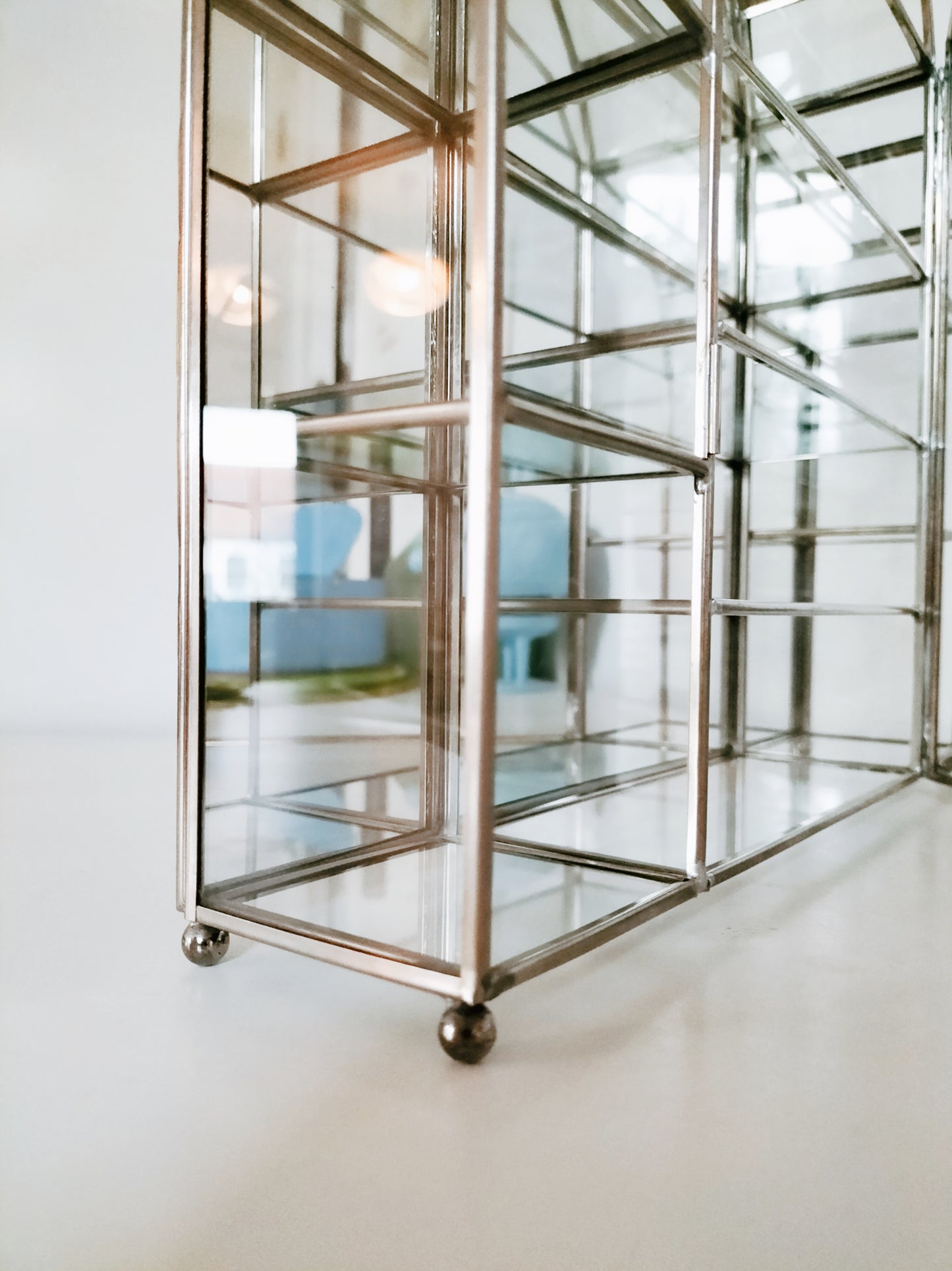 Vitrine murale pour miniatures en verre et laiton argenté