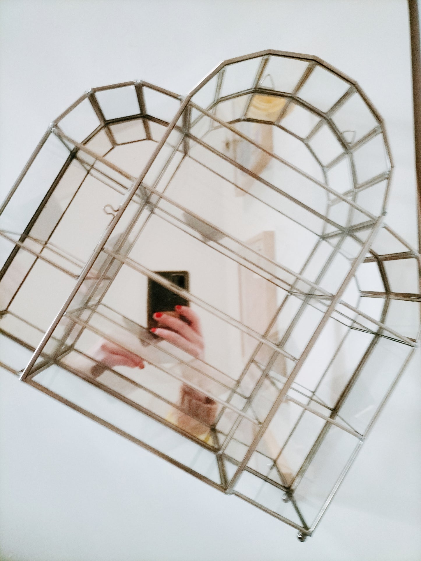 Vitrine murale pour miniatures en verre et laiton argenté