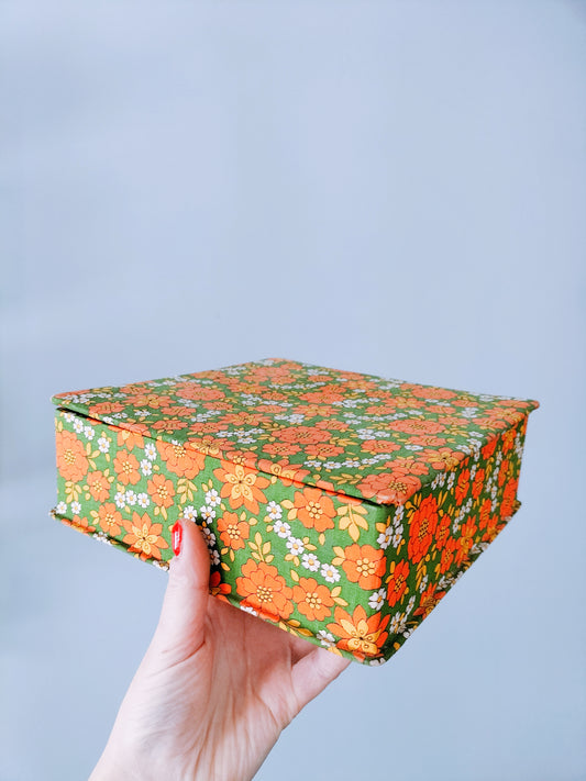 Ancienne boîte de mercerie en carton et tissu