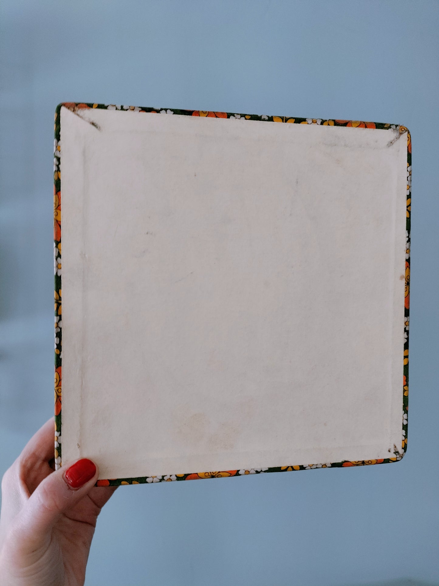 Ancienne boîte de mercerie en carton et tissu