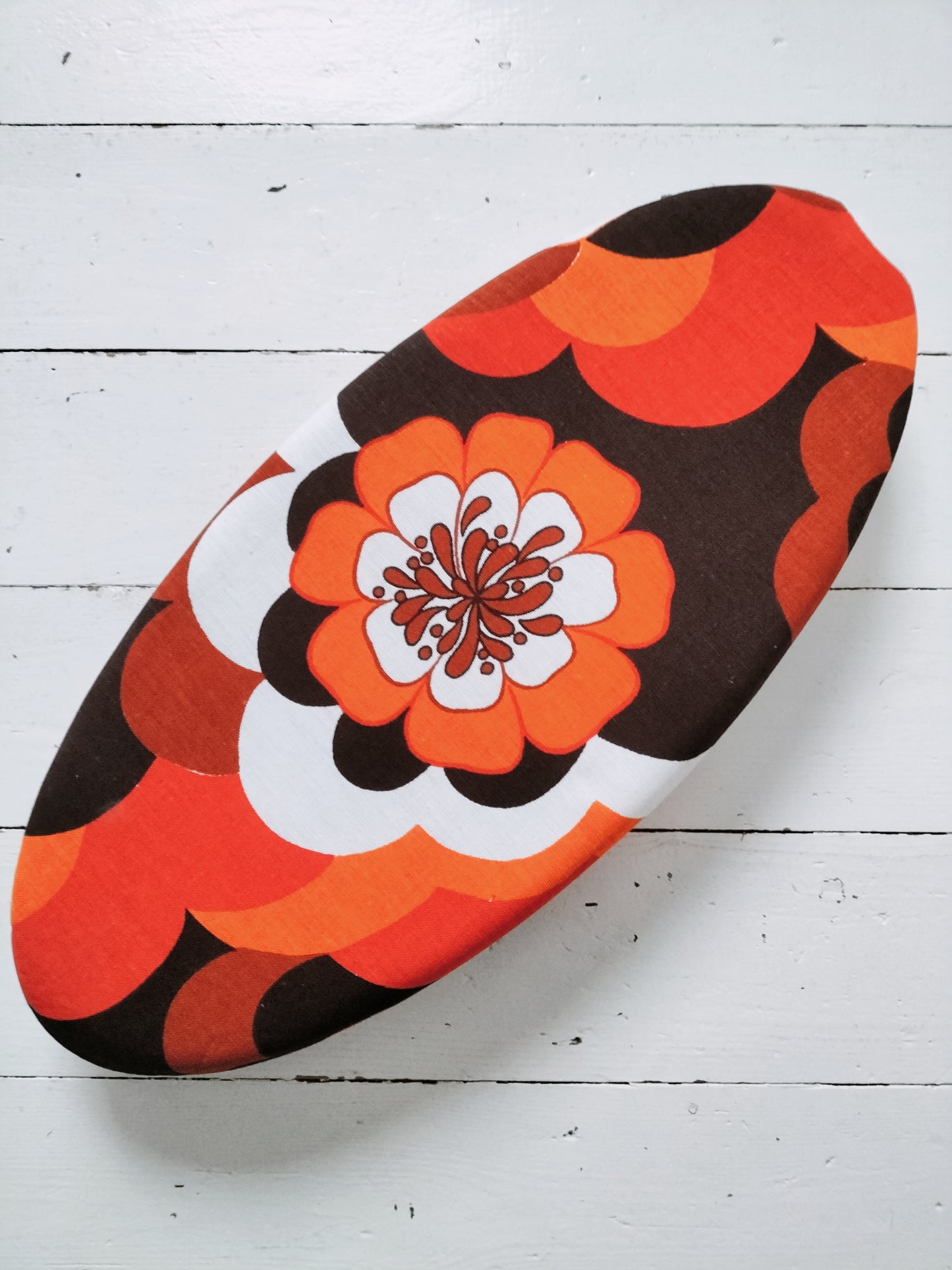 Ancienne boîte de chocolaterie en carton et tissu