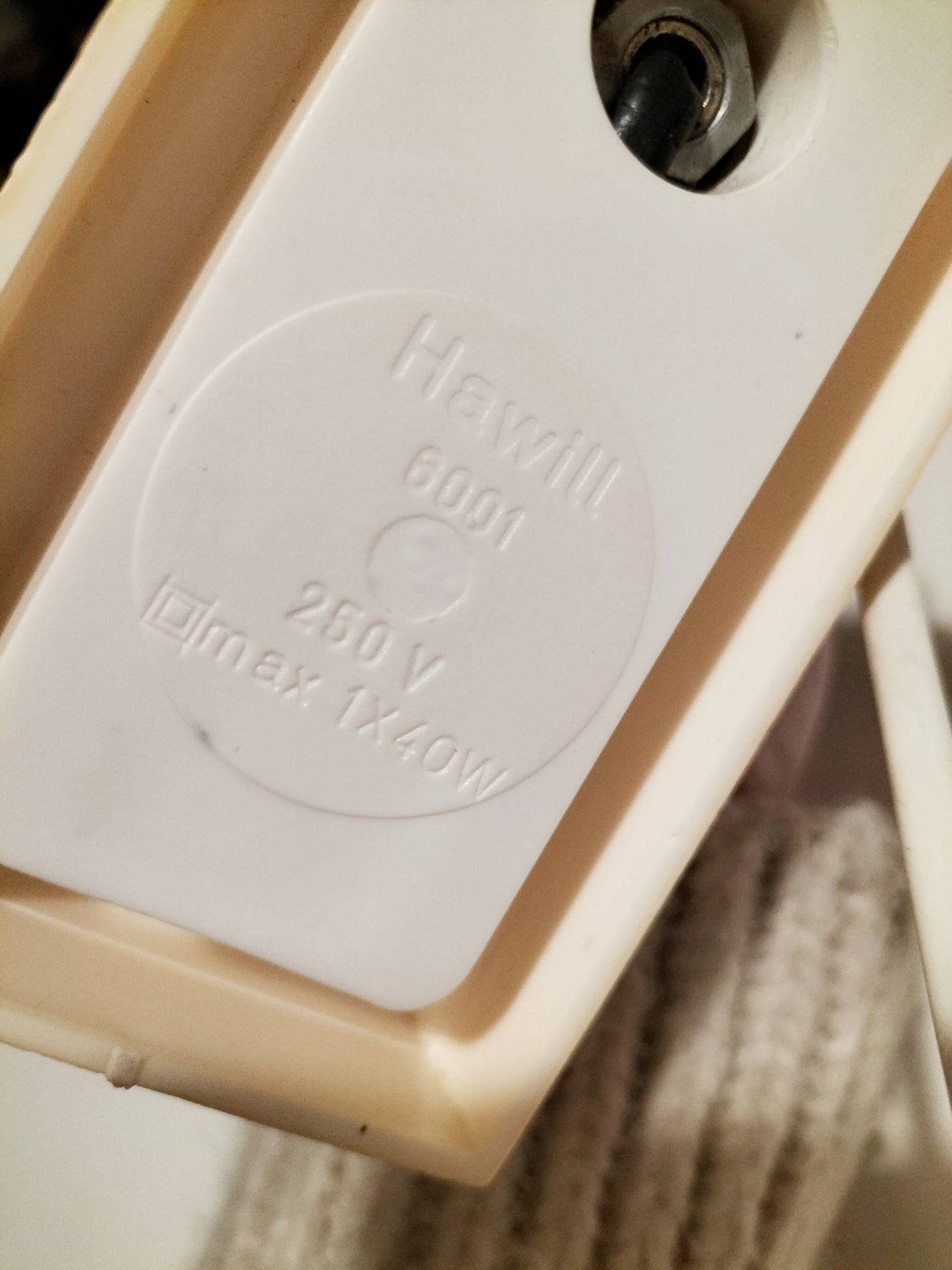 Lampe de table plastique et verre Hawill 6001 réservée Albertine !