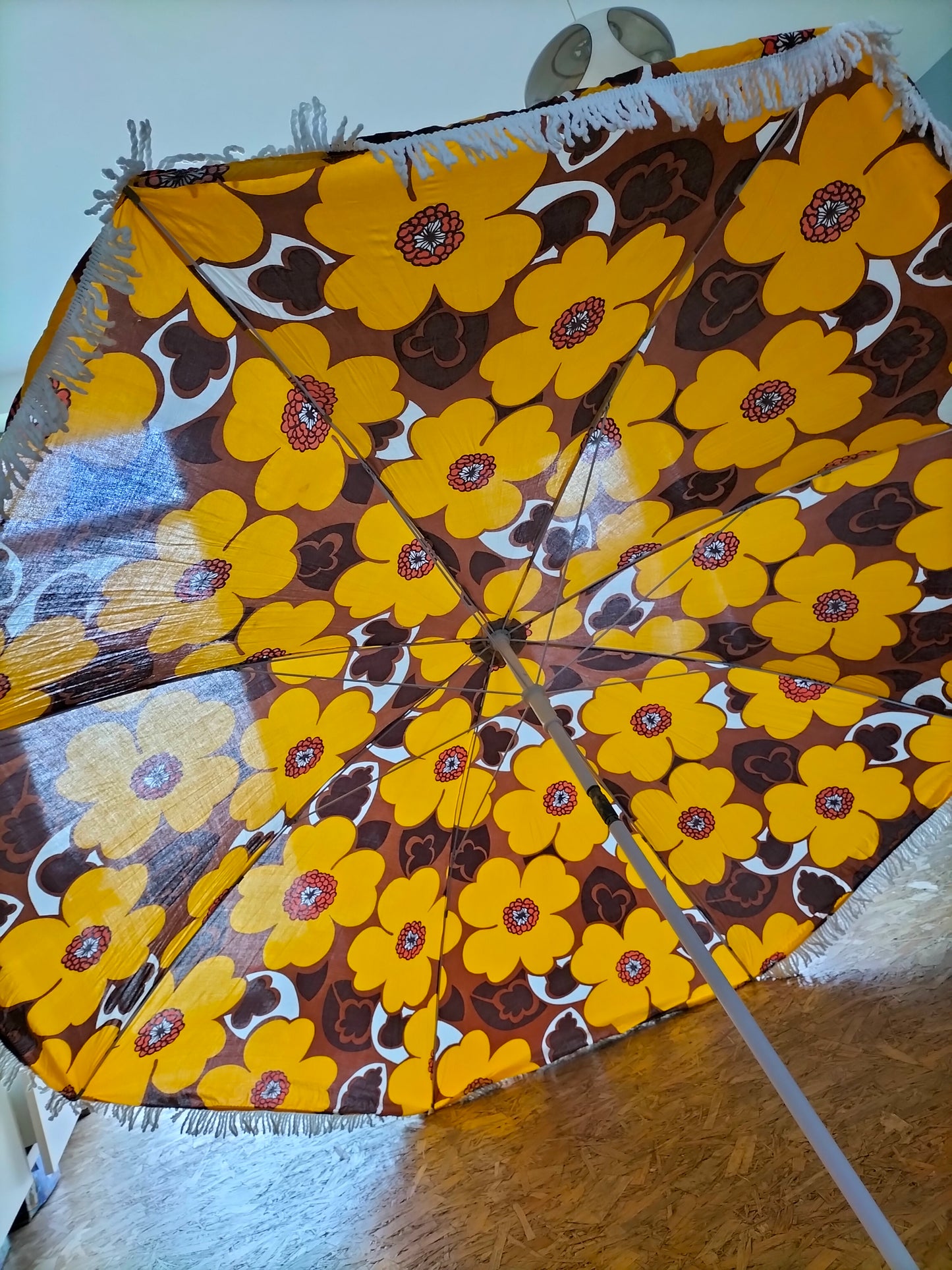 Grand parasol à franges vintage