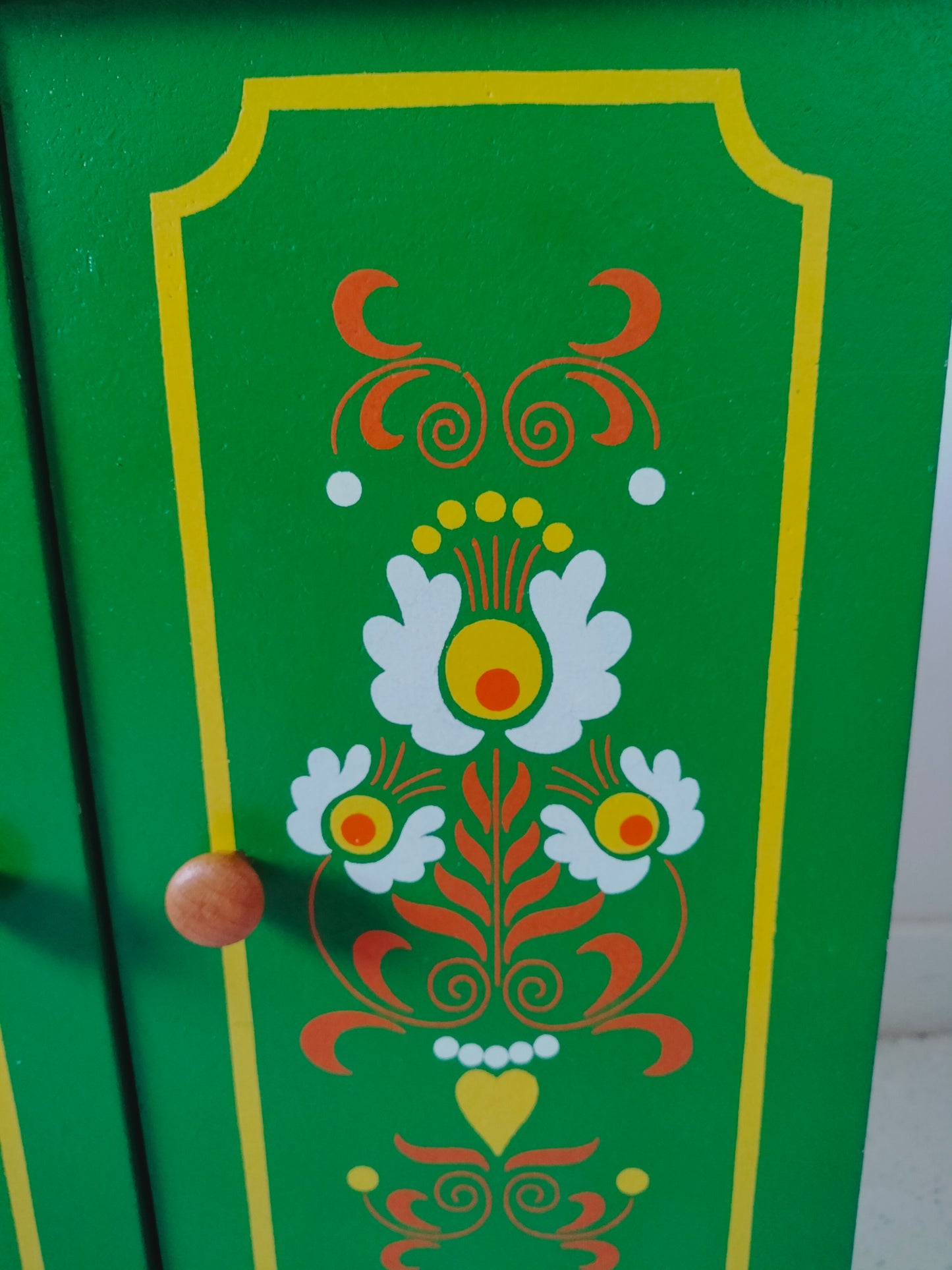 Meuble/ armoire de poupée vintage en bois