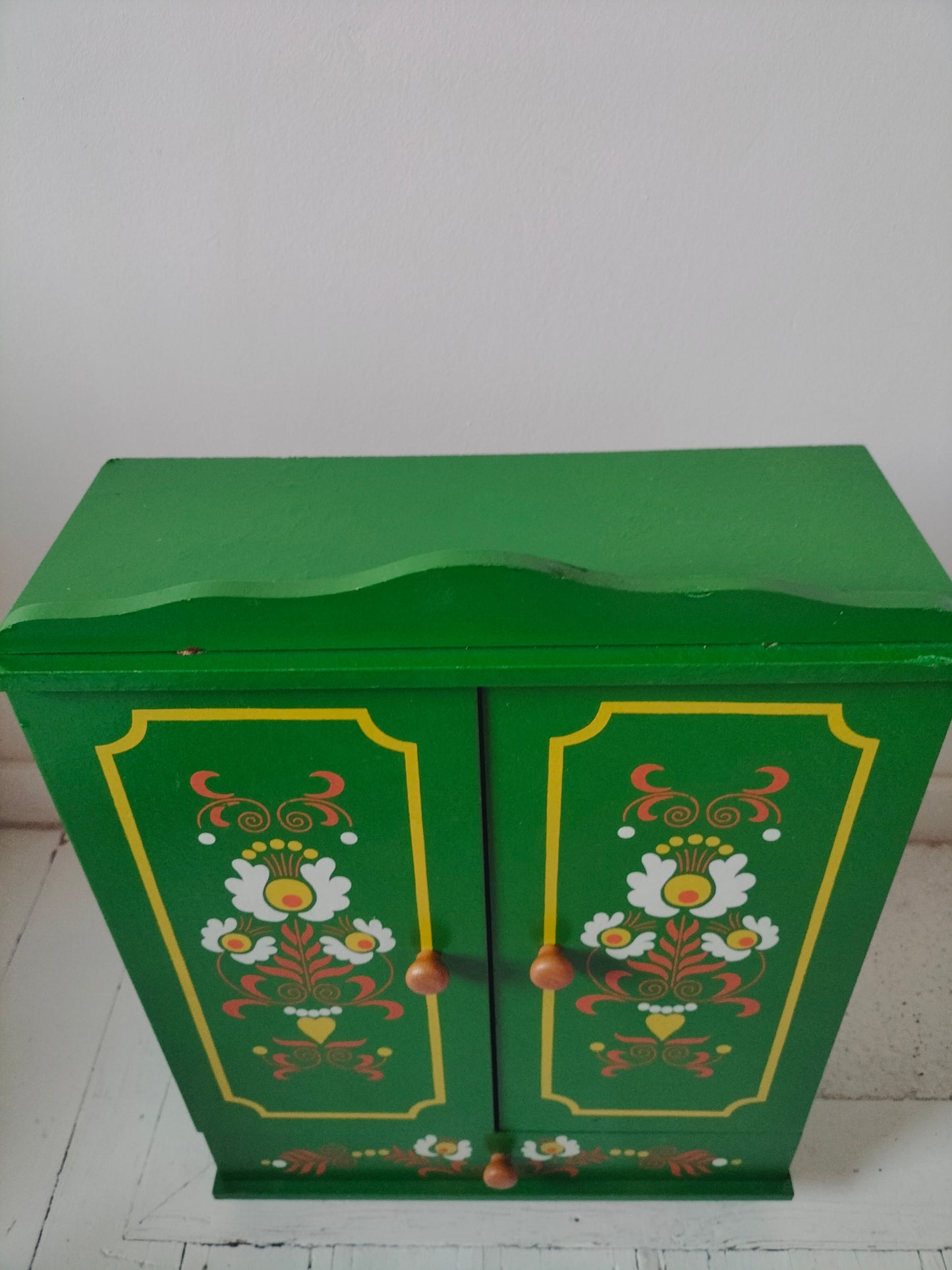 Meuble/ armoire de poupée vintage en bois