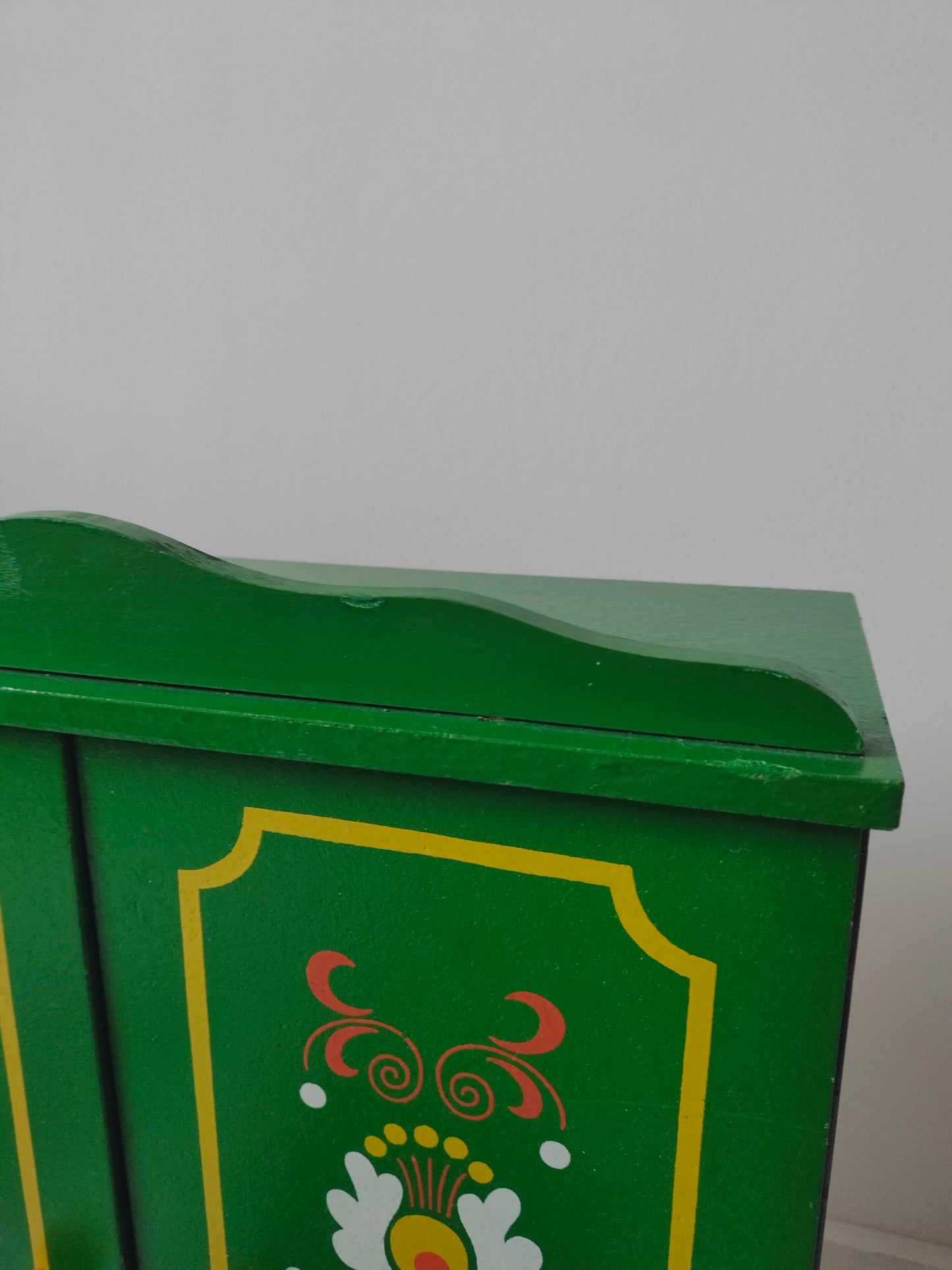 Meuble/ armoire de poupée vintage en bois