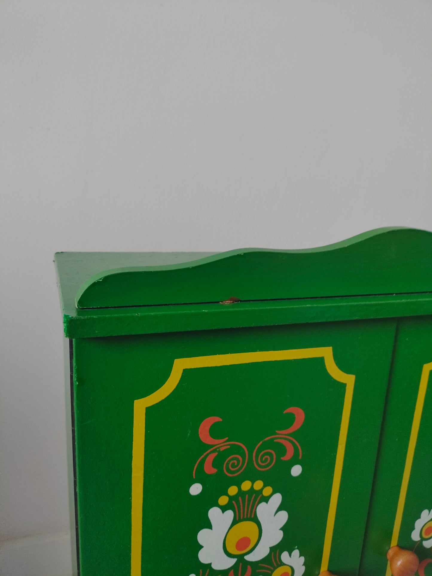 Meuble/ armoire de poupée vintage en bois