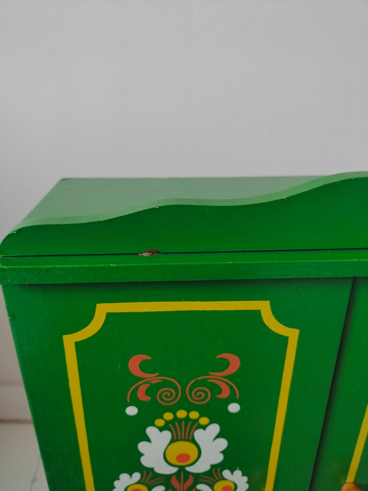 Meuble/ armoire de poupée vintage en bois