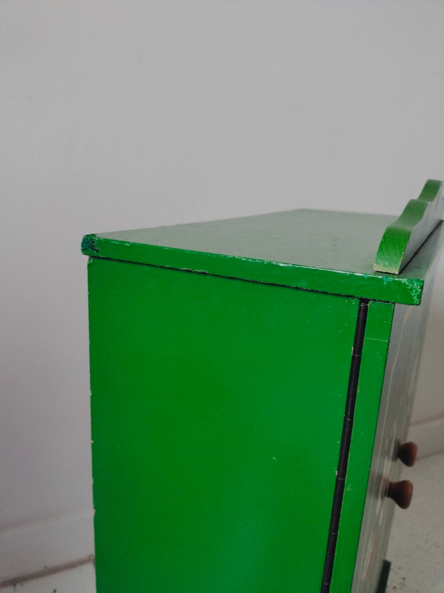 Meuble/ armoire de poupée vintage en bois